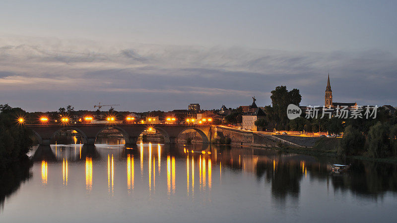 旧桥，vieux pont在Bergerac，法国